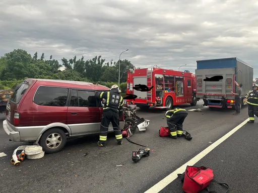 未注意車前狀況　國3大溪路段小客貨車撞大貨車釀2傷