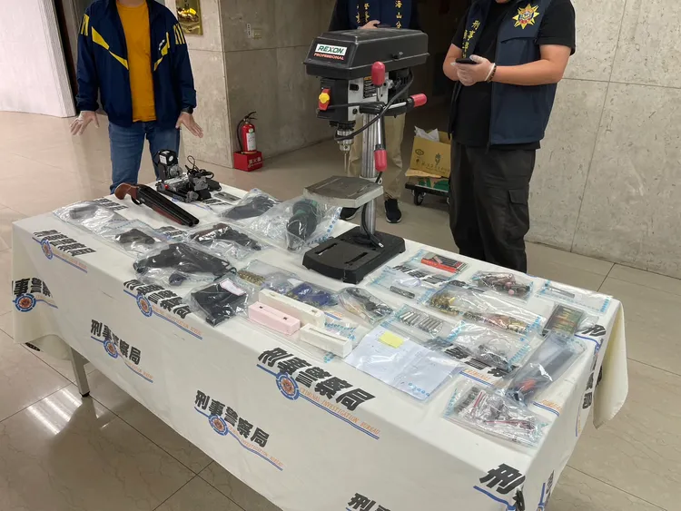 警方查獲相關證物。翻攝畫面