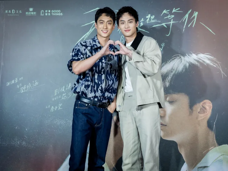 雙帥劉俊謙（左）、范少勳（右）合比愛心。抓馬文化提供