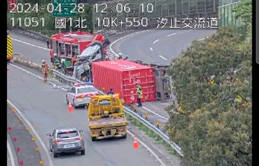 國1北向10.5K貨櫃車翻覆 汐止交流道出口堵塞!駕駛受傷送醫
