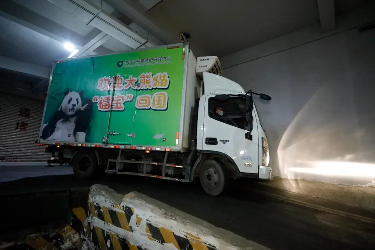 相對於南韓出動用於半導體運輸的無振動恆溫恆濕大卡車護送「福公主」的待遇（下圖），中國載福寶去神樹坪基地的卡車顯得相當樸素。新華社