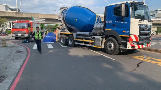 南科驚悚車禍!機車慘遭水泥車追撞 女騎士肚破腸流當場喪命