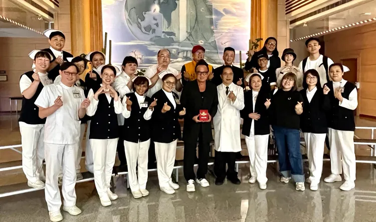 黃大煒一行人與花蓮慈濟醫院的醫護人員合影。經紀人提供