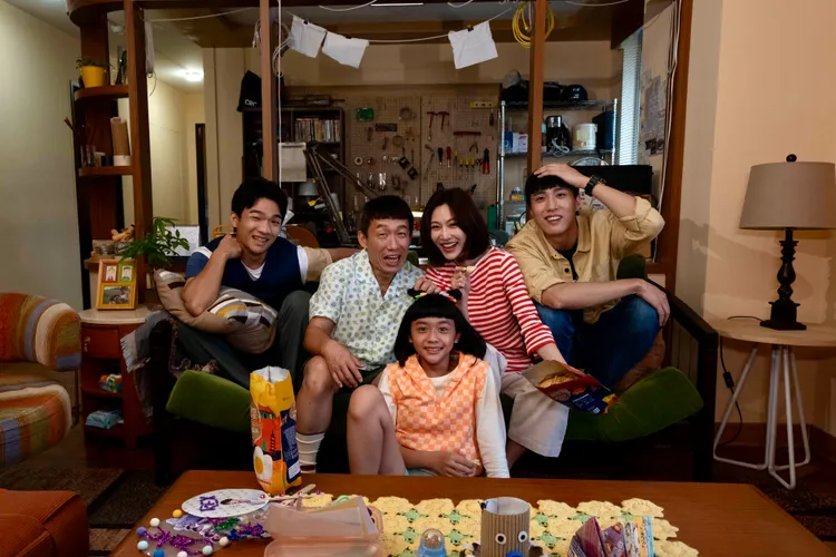余晉（右後起）、曾莞婷、郭子乾、胡智強和陳昭妃（前排中）飾演可愛的劉家5口。瀚草文創提供