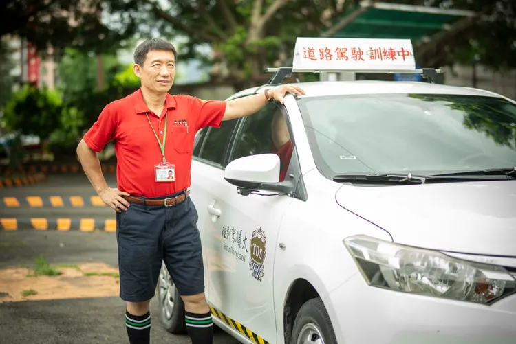 郭子乾扮演駕訓班教練。瀚草文創提供