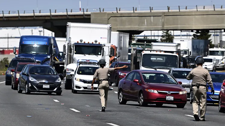 美國警察在塞車現場維持秩序。美聯社
