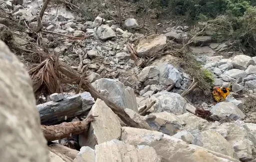 花蓮強震搶救3失聯　驚險影片曝光！救難隊突遇「車輛巨石」崩落