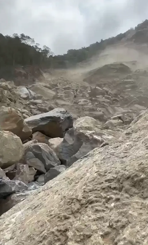 搜救隊今天遭遇巨石崩落。翻攝畫面