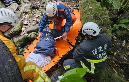 苗栗南庄休旅車墜50米深山谷釀4傷 1女大腿骨折、氣血胸