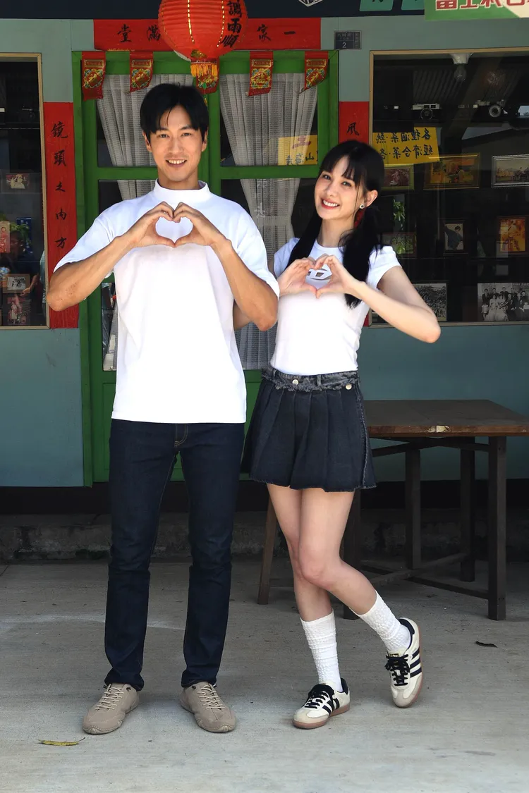 安心亞（右）和鍾承翰演一對。華視提供