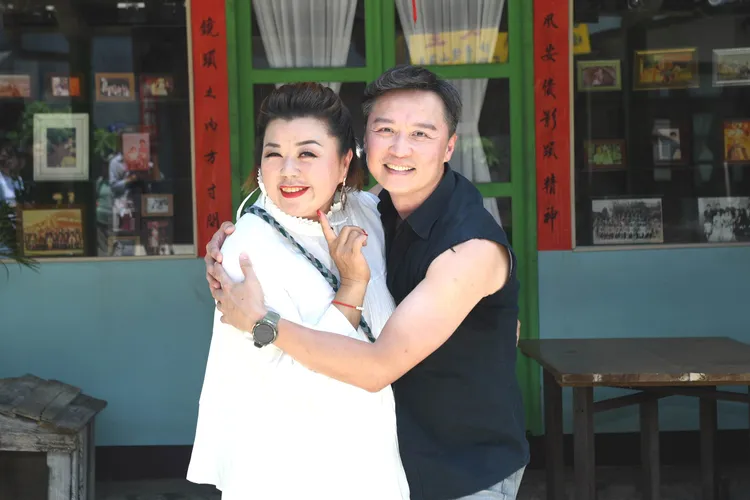 羅文君（左）和何豪傑。華視提供