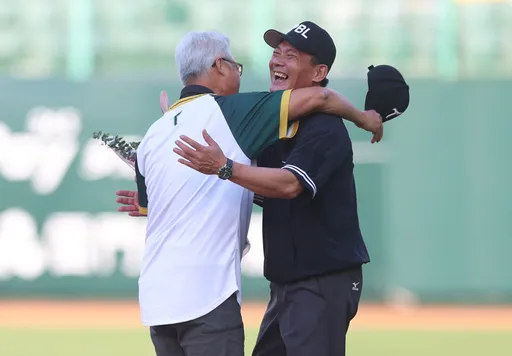 中職最資深裁判退休！重現經典衝突　陳威成衝上場做這事嚇呆球迷