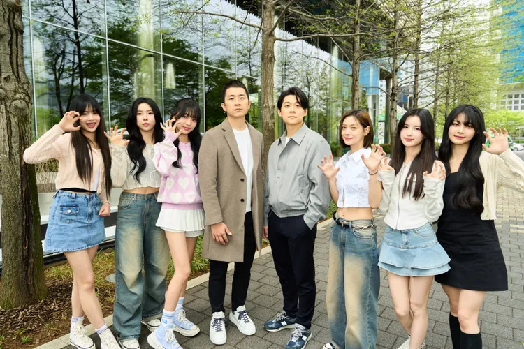 大剛（左四）與于傳勇（右四）跟旗下幻藍小熊女孩們合照。天空娛樂提供