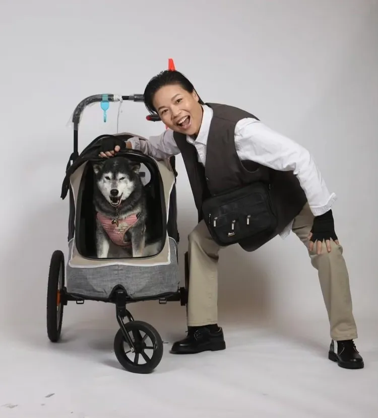 黃舒湄拍《華麗計程車行》，「來寶」被她視為監督的「經紀人」。翻攝黃舒湄臉書