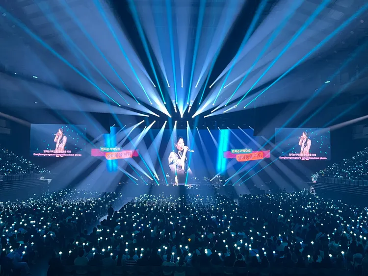 IU今晚開唱吸引1萬名粉絲朝聖。讀者提供