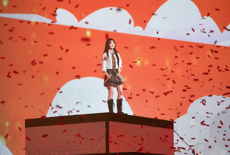 IU化身魔法師，施法消除粉絲的記憶。EDAM娛樂提供