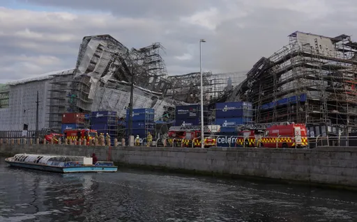 哥本哈根400年古蹟燒毀 大片外牆倒塌