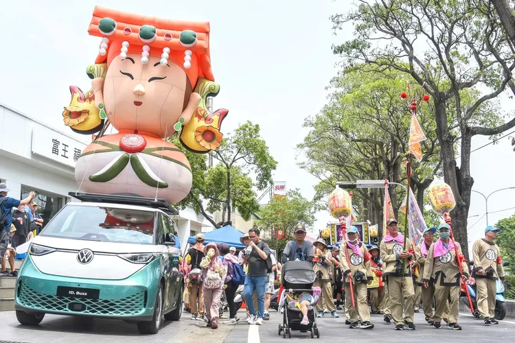 福斯商旅16年來陪伴虔誠信眾一步一腳印走完每趟遶境路程，成為大甲媽祖遶境活動的重要合作夥伴。業者提供