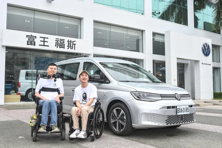 福斯商旅今年更持續提供無障礙免費接駁車隊服務，專為年長及行動不便的媽祖信眾服務。業者提供