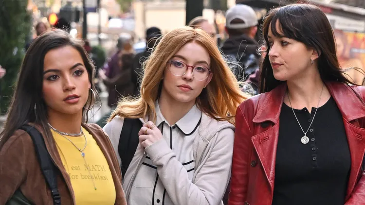 達珂塔強生（右）飾演蜘蛛夫人，席妮史威尼（中）變身蜘蛛女。CATCHPLAY提供