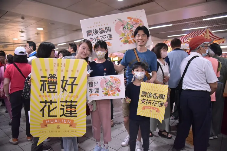 一名住在台北的花蓮人李小姐表示，非常高興能在捷運站買到花東商品。北捷提供