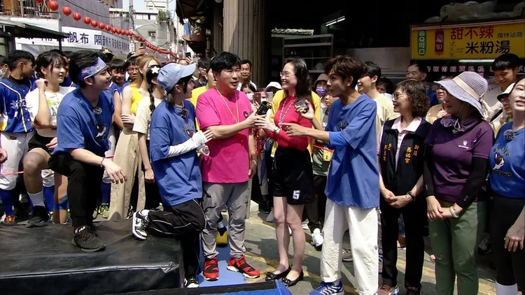 慧慈嫌棄在場男藝人。民視提供