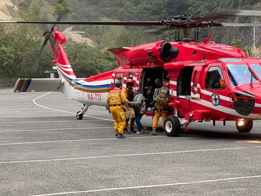 花蓮強震702人受困!今早空投物資救援 18人失聯有「4外國人」