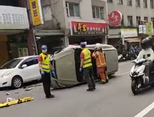 一時恍神！小客車撞路邊停放車輛翻覆　駕駛送醫沒有生命危險