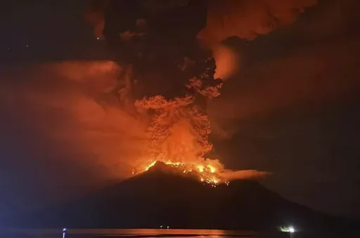 印尼火山連夜噴發　上萬人唯恐火山崩塌引起海嘯急逃命
