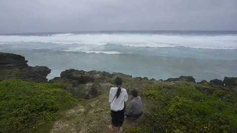 台灣強震引發海嘯抵沖繩本島 日本疾呼民眾遠離海岸
