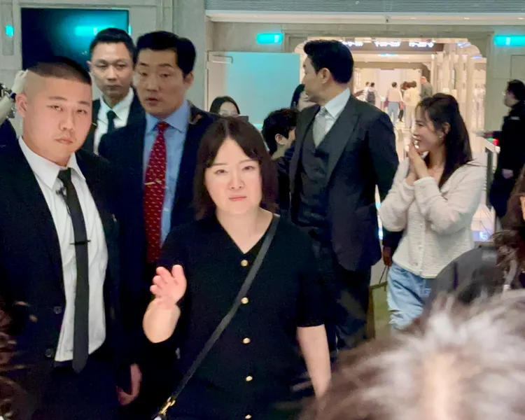 韓國女神孫藝真（右）首來台，到台北101品嚐小籠包，離去時面對10幾位粉絲親切甜笑揮手。特勤中心攝