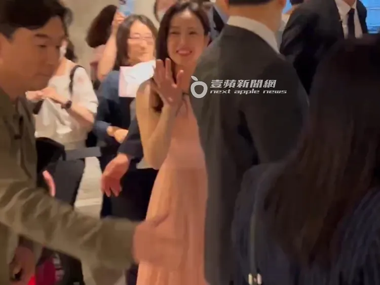 代言活動結束，孫藝真開心地揮著雙手與粉絲道別。特勤中心攝