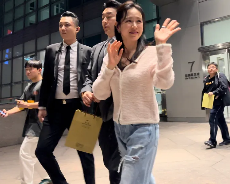 孫藝真下班路上不停揮手感謝粉絲前來。特勤中心攝