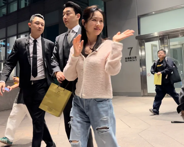 韓國女神孫藝真開心步出台北101熱情跟粉絲們揮手。特勤中心攝