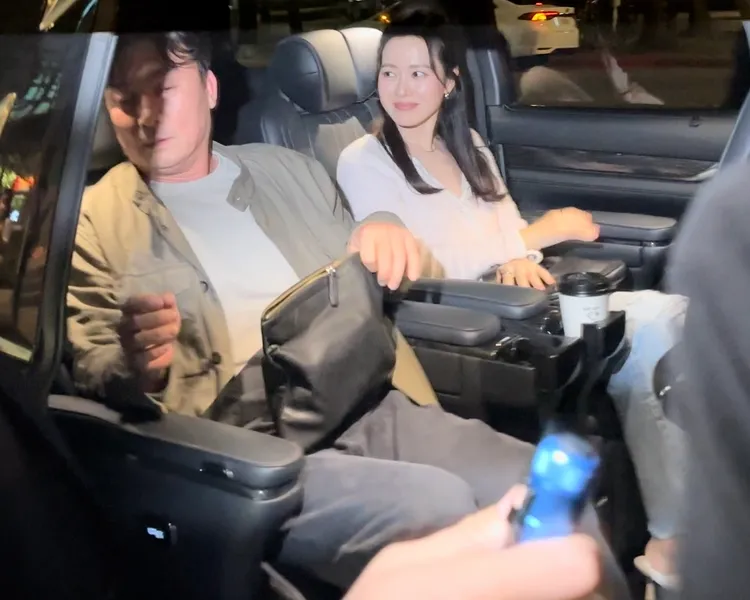 韓國影后孫藝真首來台，造訪台北101後上車，仍不斷轉頭露出甜笑揮手。特勤中心攝