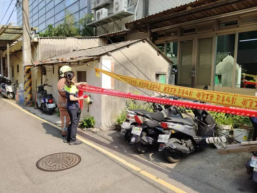 7.2強震釀竹市圍牆崩塌 電桿倒塌壓機車