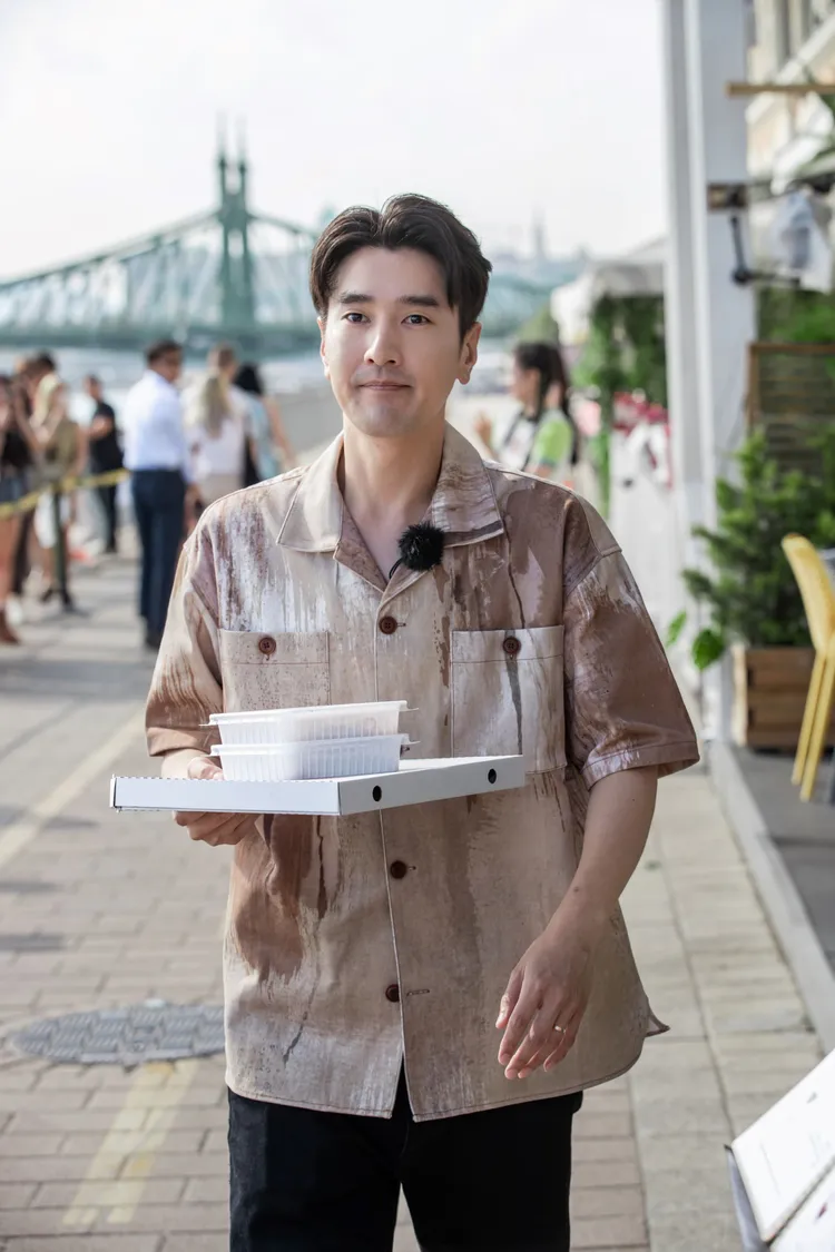 趙又廷爾偶會下廚做家常菜，出外景大顯身手，得到隊員們的肯定。中天綜合台提供