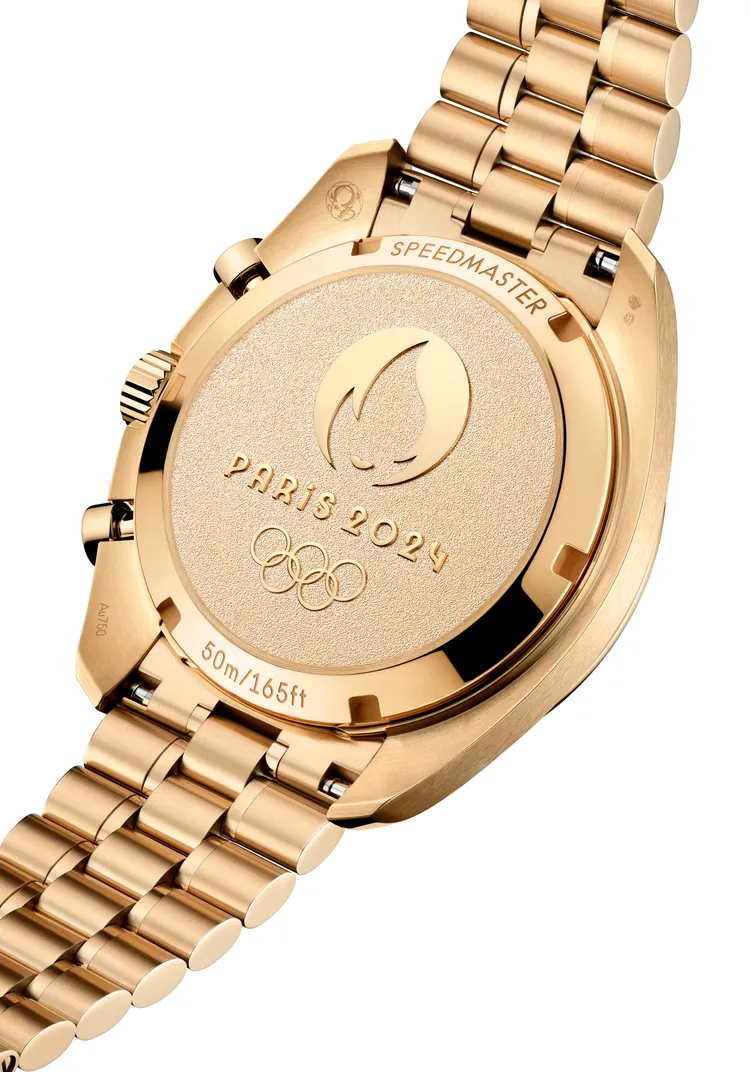 錶背以磨砂為底，壓印有Paris 2024標誌和字樣，以及奧林匹克五環標誌。品牌提供