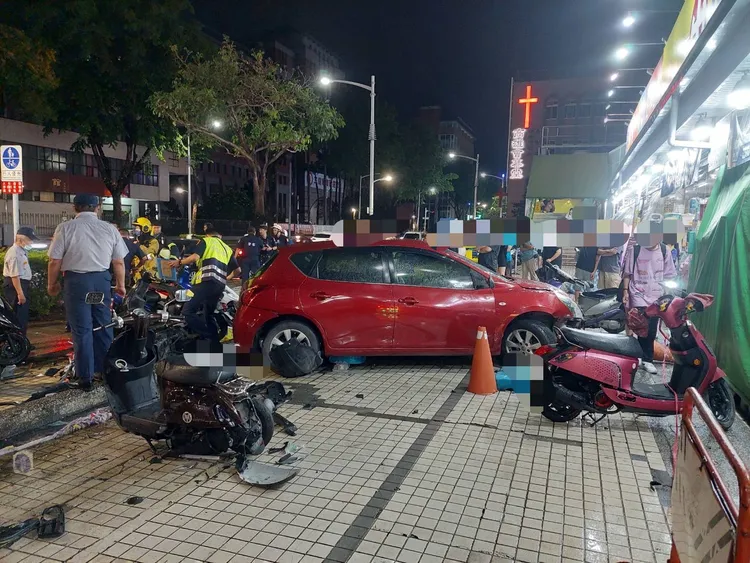 商場外的機車東倒西歪。讀者提供