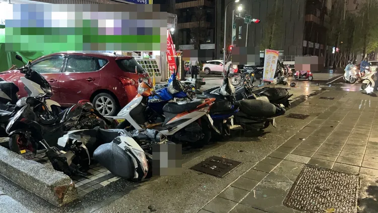 人行車有19輛機車遭波及。讀者提供