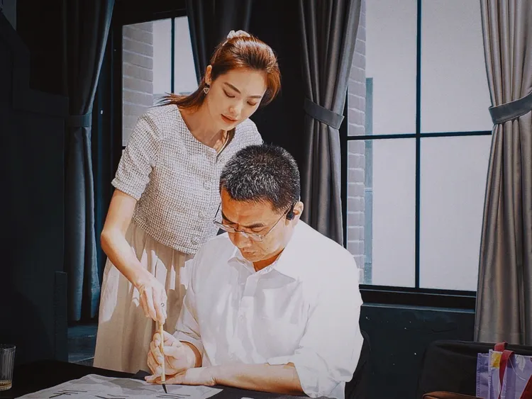 姚采穎（左）指導書法。姚采穎提供