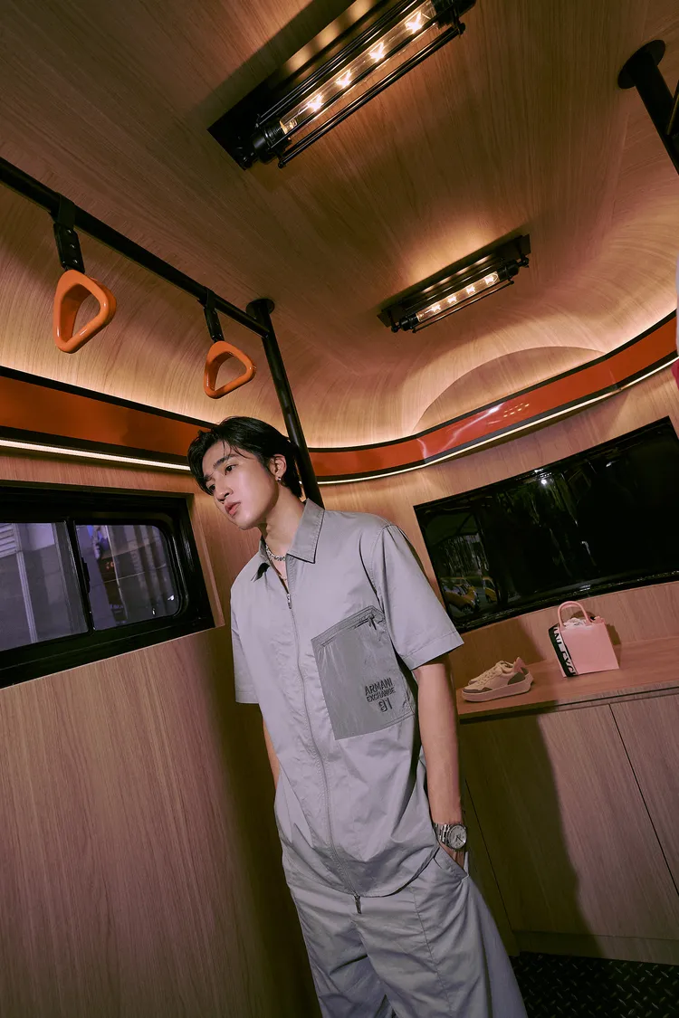 男星婁峻碩日前搶先到巴士內打卡。品牌提供