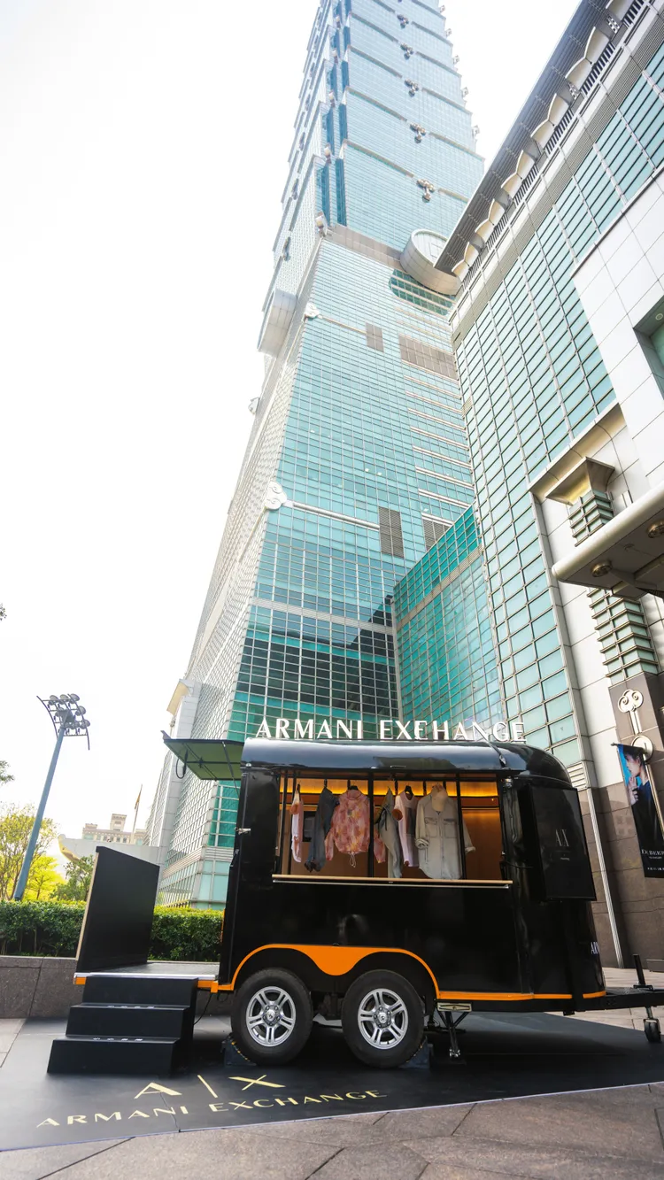 A|X Armani Exchange在台北101松智廣場打造高2.5公尺的復古巴士。品牌提供
