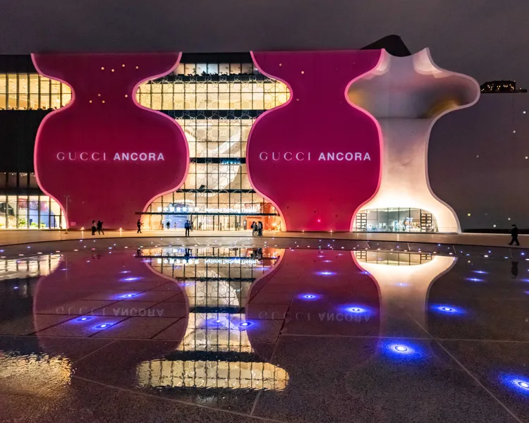 GUCCI在臺中國家歌劇院帶來光影藝術。品牌提供