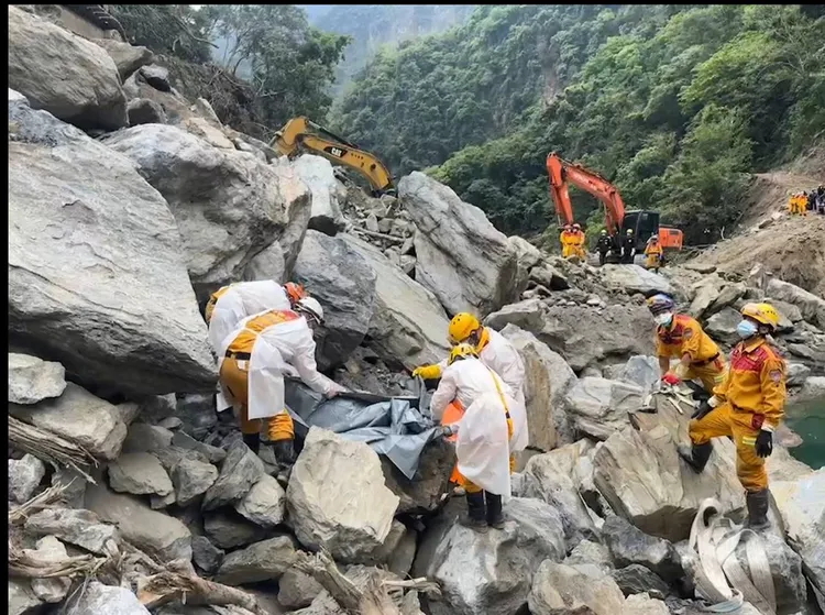 第二具男姓遺體被挖出打包，送往殯儀館。消防署提供