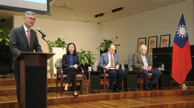 駐紐約辦事處長李光章(左)近期接受美媒專訪,期許台美在台灣關係法架構下深化夥伴關係,共同維護區域和平。圖為1月30日李光章出席辦事處活動。中央社