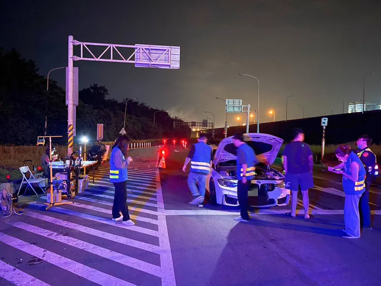 警方設攔檢點稽查。大園警分局提供