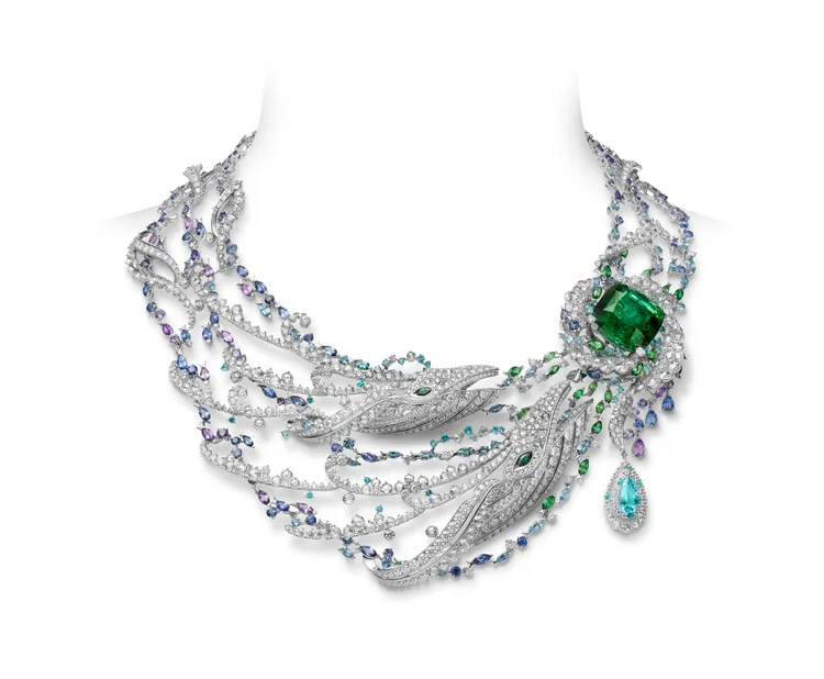 藍鯨親子綠碧璽項鍊，主石為41.54克拉綠色碧璽（可拆下當胸針），另還有1顆6.58克拉海藍寶石，2710萬元。品牌提供