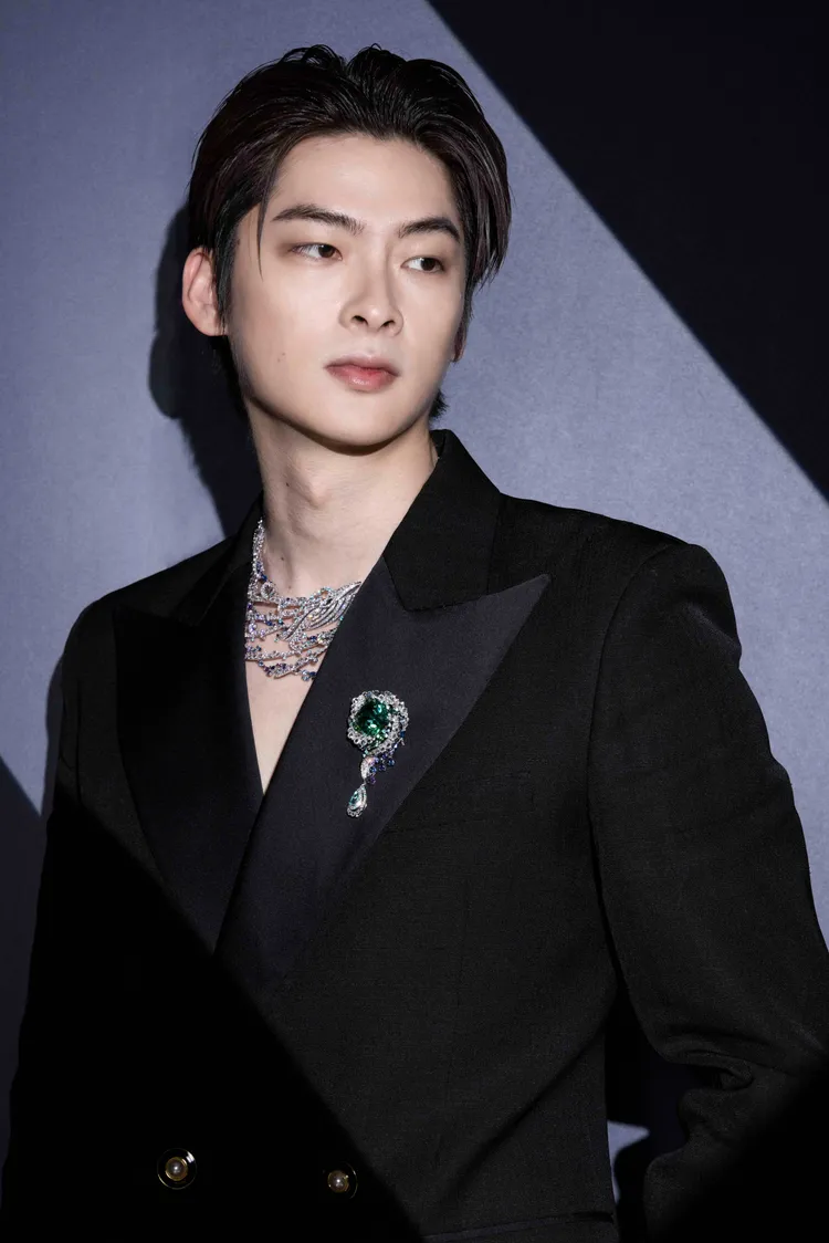 王庭勻展演此次珠寶展最高價的藍鯨親子綠碧璽項鍊。品牌提供