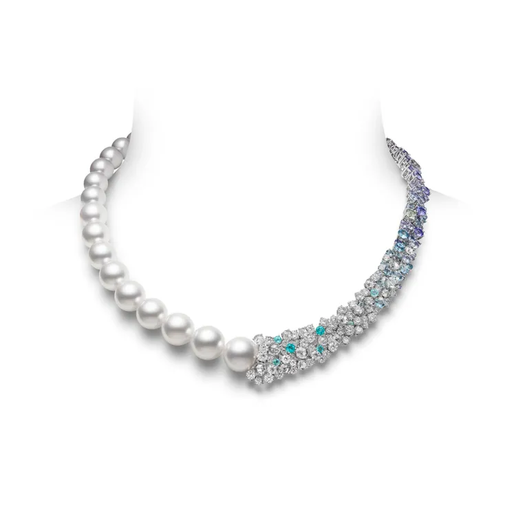 漸藍層次南洋珍珠項鍊，左側的珍珠與右側的寶石都有精妙的漸層設計，691萬元。品牌提供